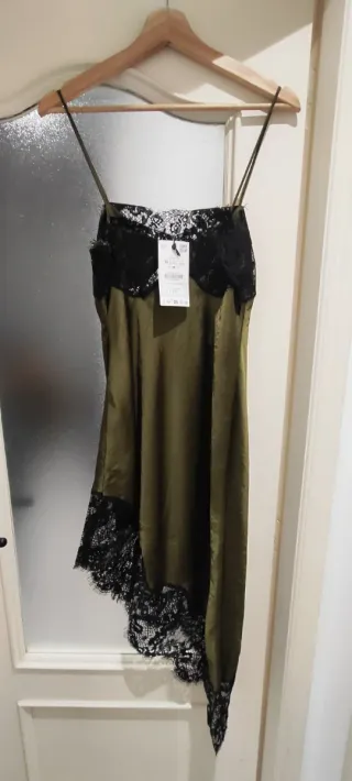 Vestido lencero Zara asimétrico encaje