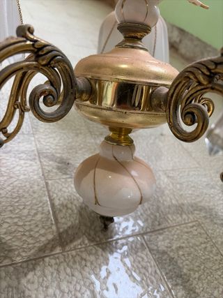 Lámpara de araña antigua dorada y blanca