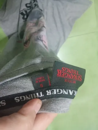 Camiseta Stranger Things Gris