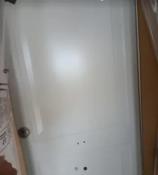 Puerta metálica blanca