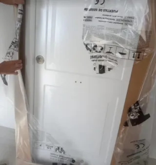 Puerta metálica blanca