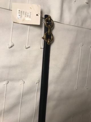 Cinturón negro con hebilla dorada