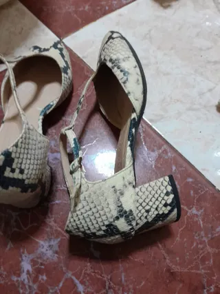 Sandalias Hispanias tacón T-Strap piel serpiente