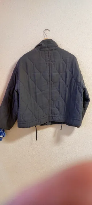 Cazadora acolchada gris