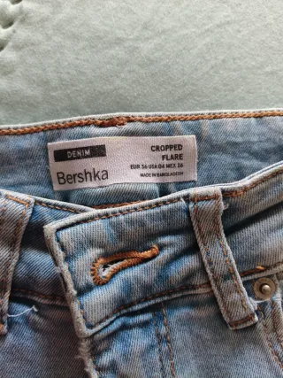 Pantalón vaquero cropped flare mujer
