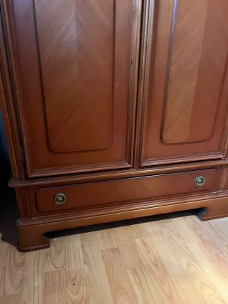 Guardaroba in legno ciliegio a 6 ante