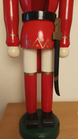 Cascanueces de madera rojo y dorado