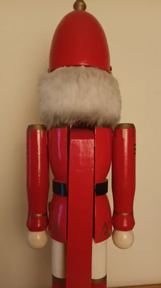 Cascanueces de madera rojo y dorado