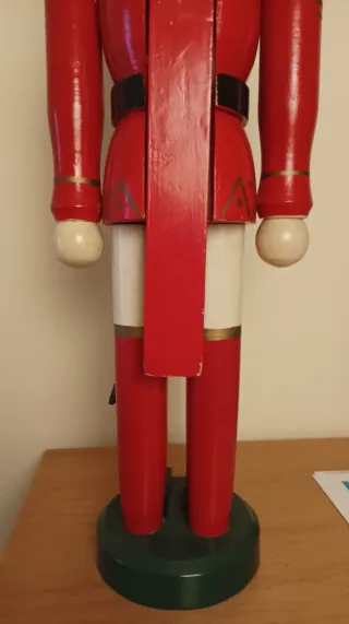 Cascanueces de madera rojo y dorado