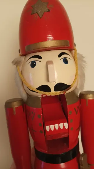 Cascanueces de madera rojo y dorado