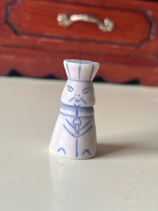 Figura miniatura oriental grabada