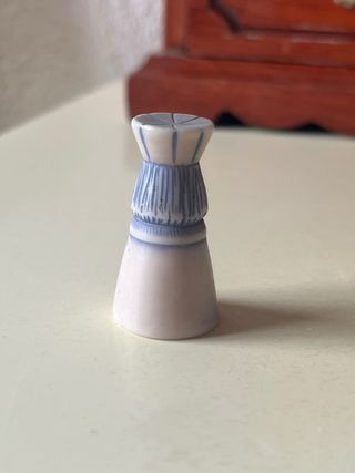 Figura miniatura oriental grabada