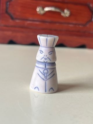 Figura miniatura oriental grabada