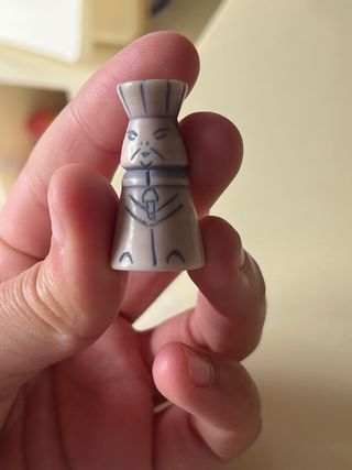 Figura miniatura oriental grabada