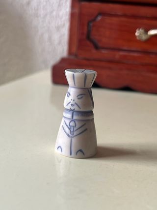 Figura miniatura oriental grabada