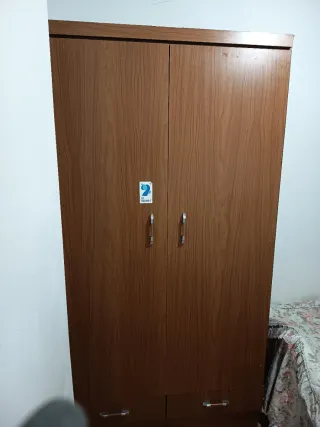 Armario de madera marrón