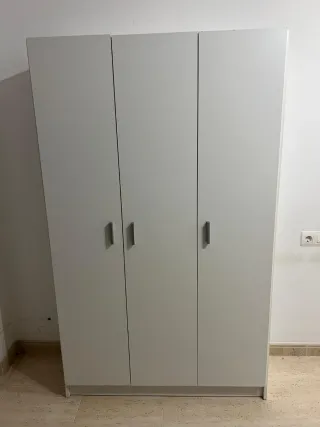 Armario blanco de madera