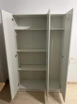 Armario blanco de madera