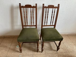 Sillas de madera clásicas con asiento tapizado