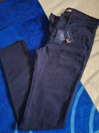 Pantalón azul marino slim fit sin estrenar