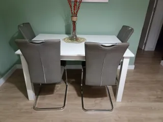 Mesa y 4 Sillas Comedor