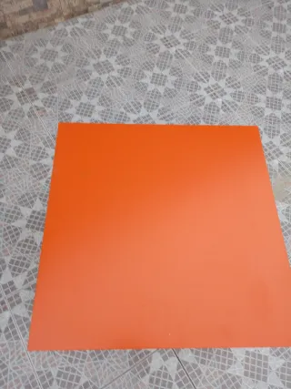 Mesa auxiliar naranja de madera