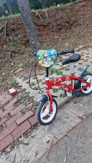 Bicicleta infantil roja