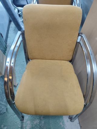 Seis Sillas de oficina amarillas y plateadas