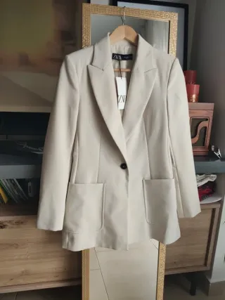 Blazer americana Zara ZW crema bolsillos beige