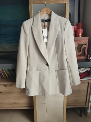 Blazer americana Zara ZW crema bolsillos beige
