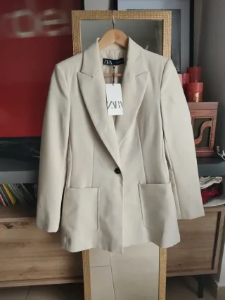 Blazer americana Zara ZW crema bolsillos beige