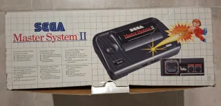 Sega Master System II completa en su caja