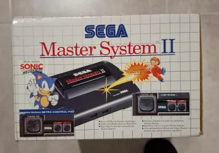 Sega Master System II completa en su caja