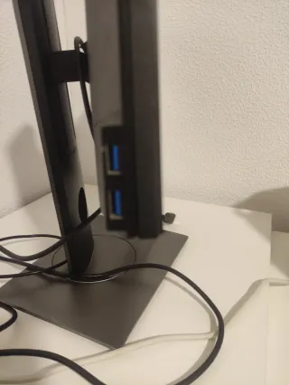 Pantalla Dell Negra y Plateada