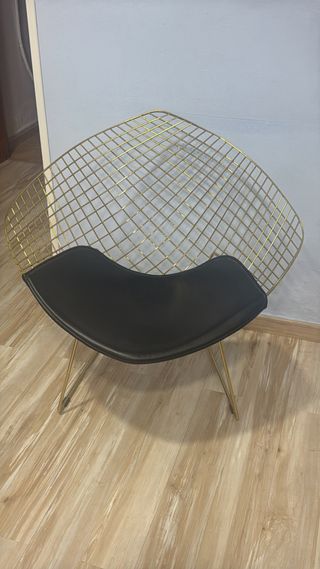 2 Sillas de diseño dorada y negra