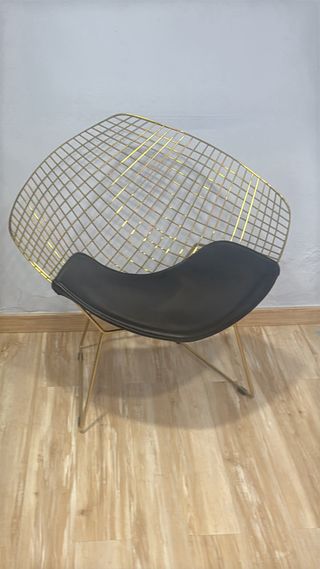 2 Sillas de diseño dorada y negra