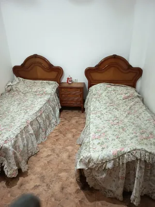 2 Camas 90cm con cabeceros de madera y mesita .