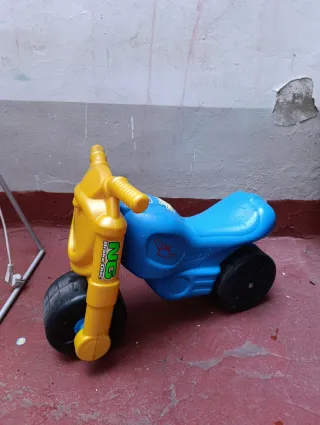 Moto correpasillos azul y amarilla