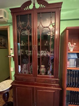 Mueble bar de madera y cristal