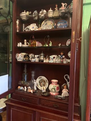 Mueble bar de madera y cristal