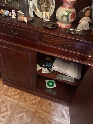 Mueble bar de madera y cristal