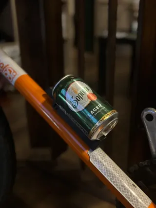 Soporte para lata de cerveza en bicicleta