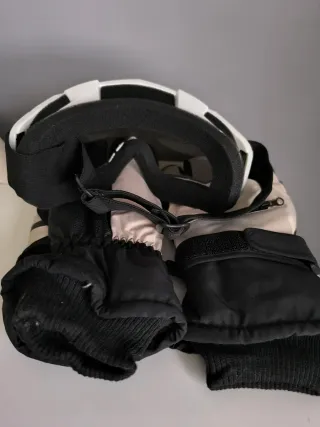 Gafas y guantes de nieve