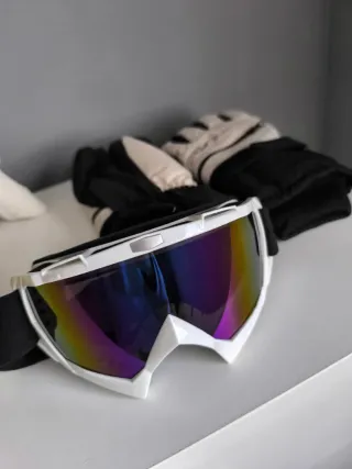 Gafas y guantes de nieve