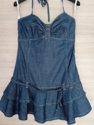 Vestido vaquero corto con volantes
