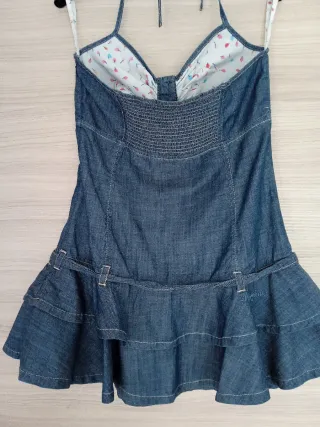Vestido vaquero corto con volantes