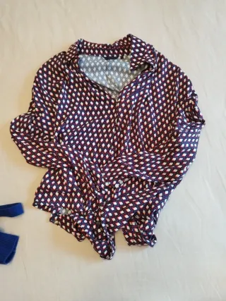 Conjunto Salsa: Cárdigan Azul y Blusa Estampada