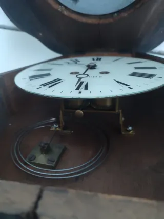 Reloj antiguo mecánismo  decorado del siglo XIX