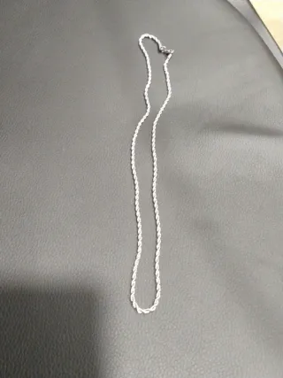 Collar Cordón plateado.