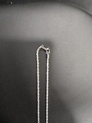 Collar Cordón plateado.